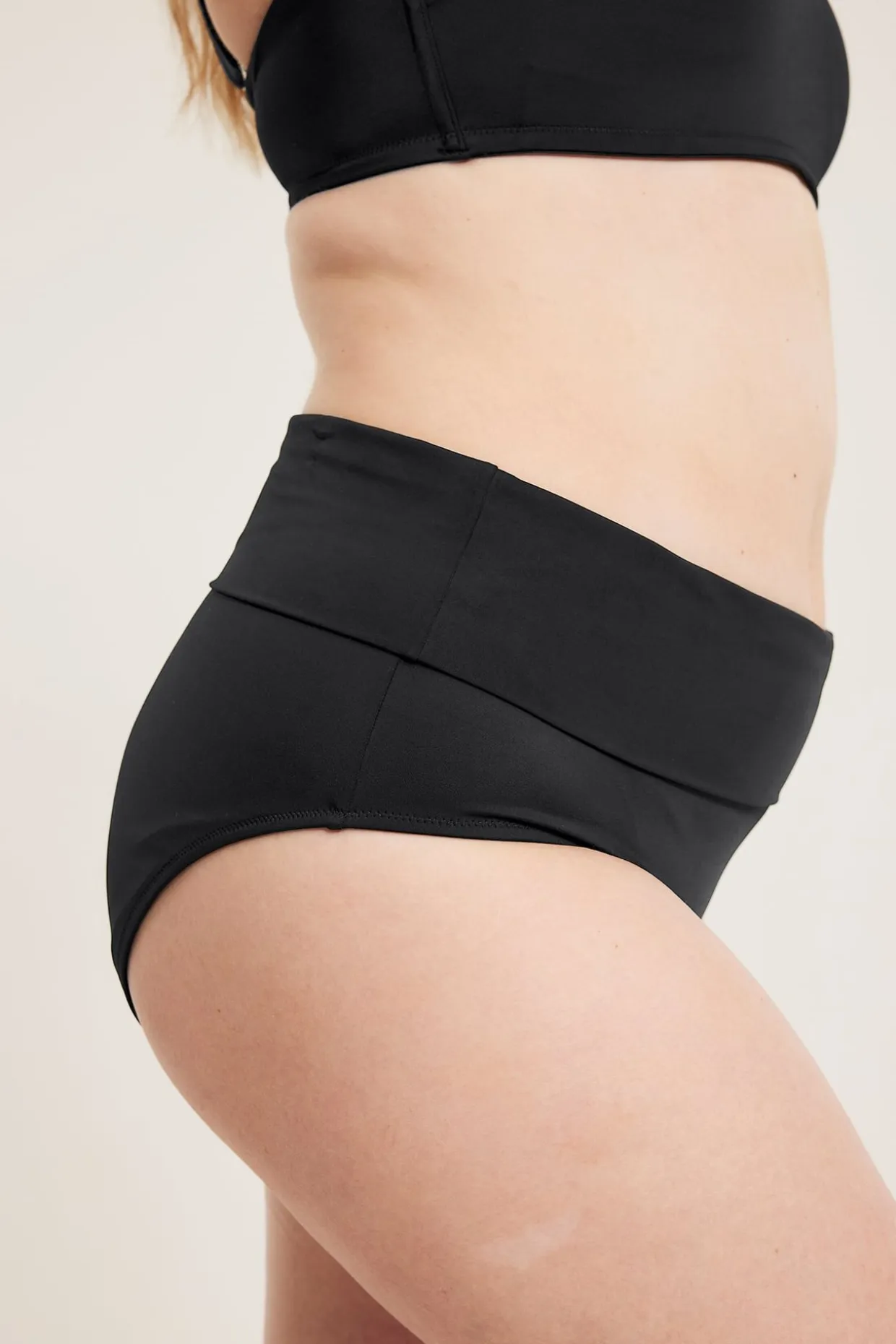 Bikinialaosa, jossa on taitettava vyötäröosa | Musta | Naiset | Kappahl