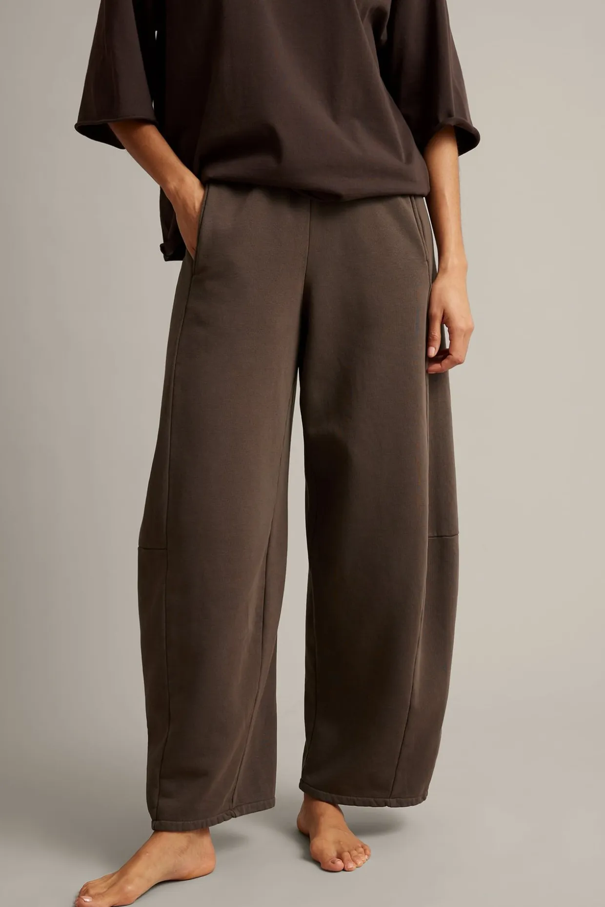 Collegehousut barrel fit | Tummanruskea | Naiset | Kappahl