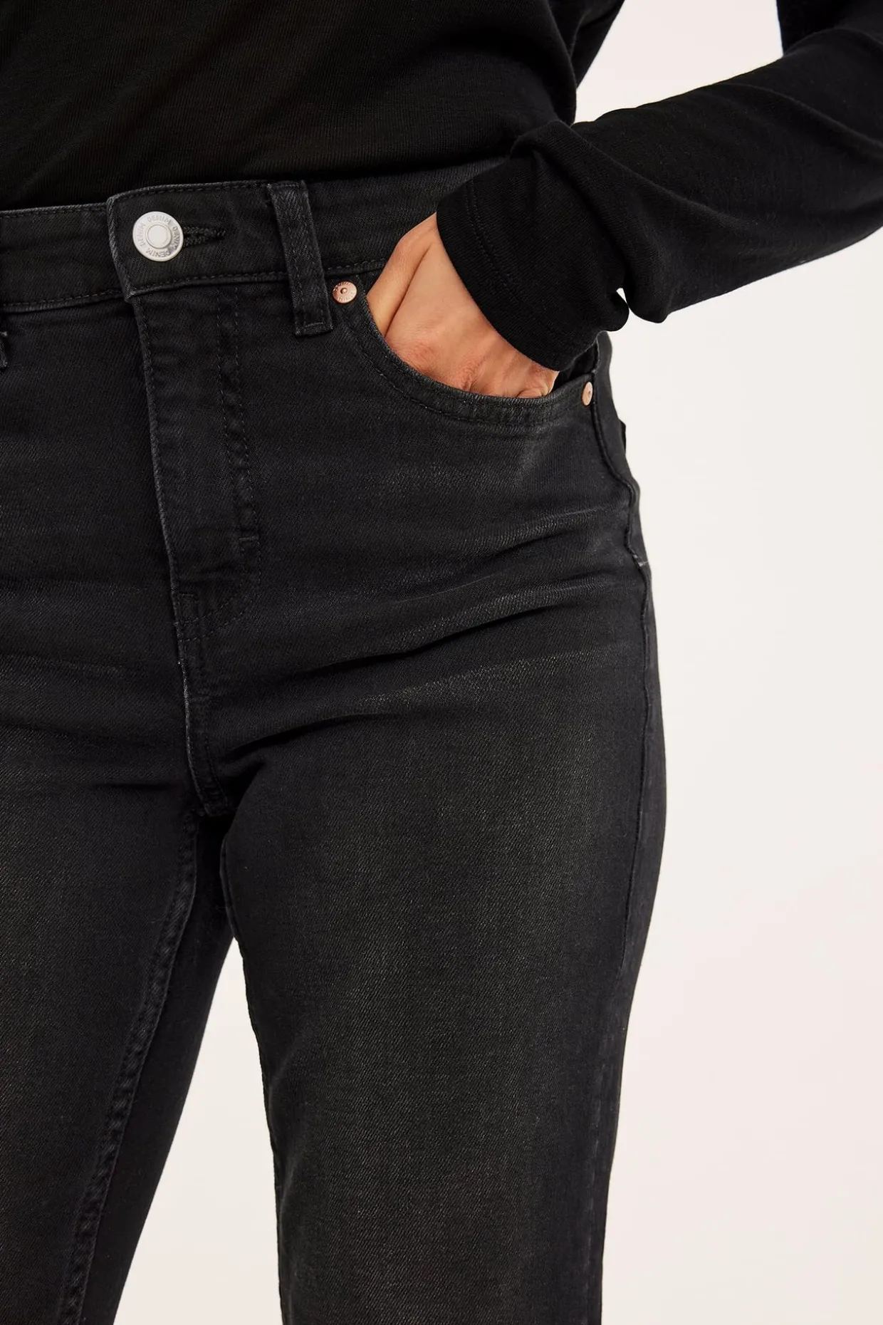 Cropped flare jeans regular waist | Pesty musta denim | Naiset | Kappahl