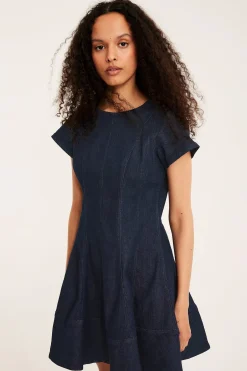 Farkkumekko, jossa on levenevä hameosa | Tumma denim | Naiset | Kappahl