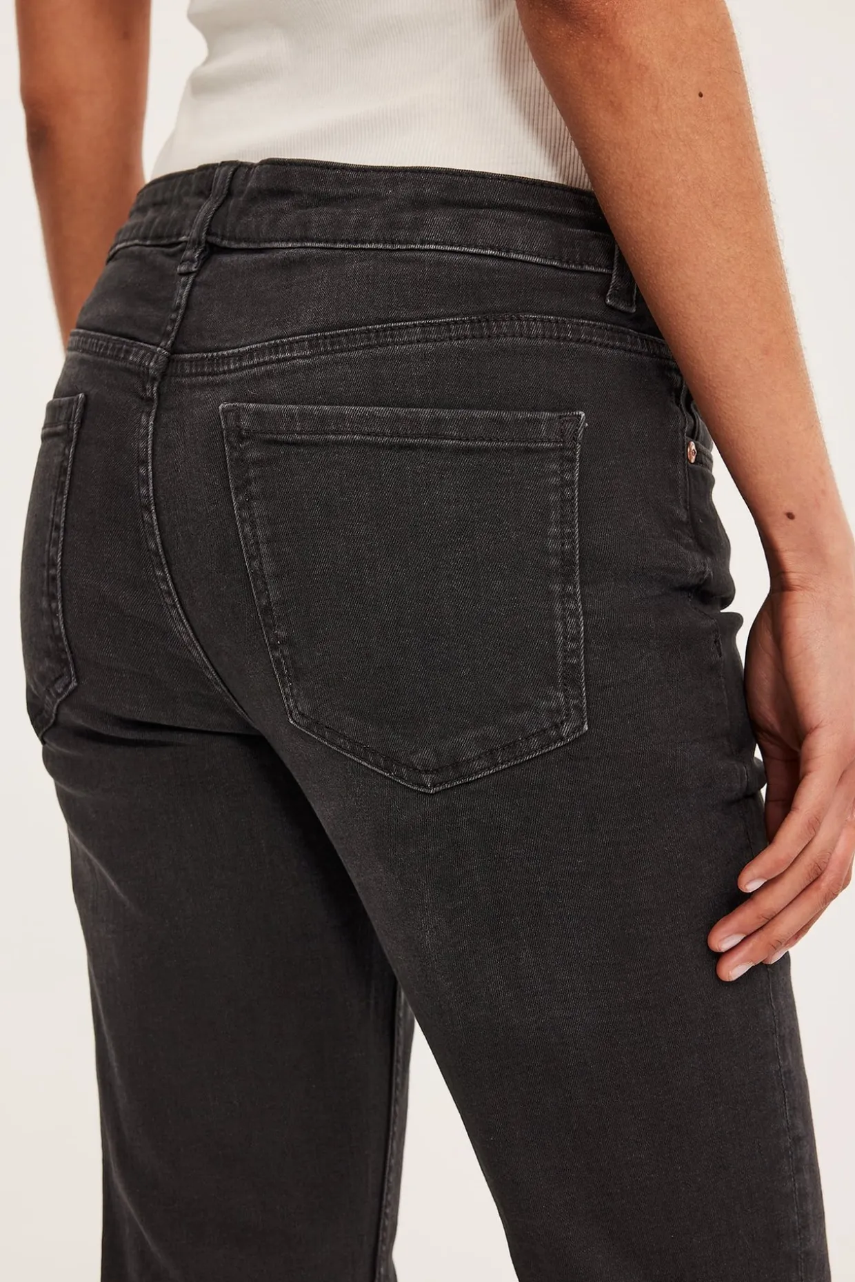 Flare jeans low waist | Musta denim | Naiset | Kappahl