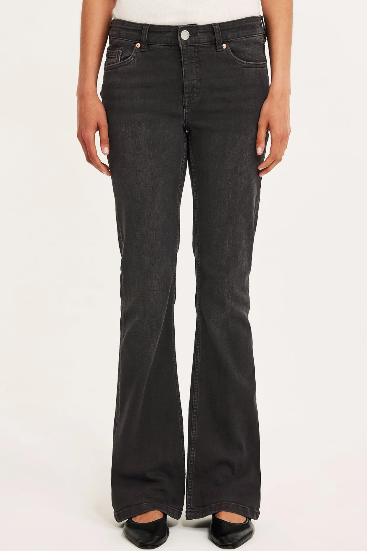 Flare jeans low waist | Musta denim | Naiset | Kappahl