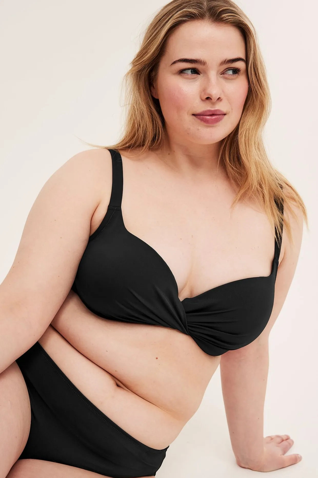 Kaarituellinen bikiniyläosa | Musta | Naiset | Kappahl
