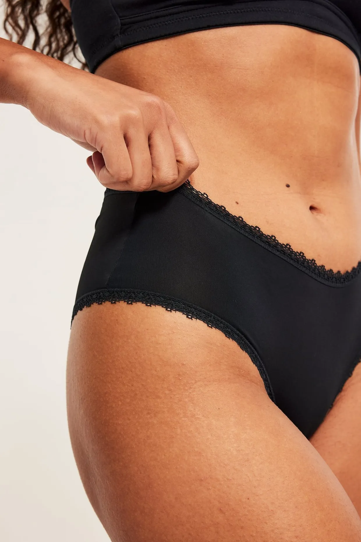 3 kpl:n pakkaus mikromateriaalia olevia cheeky-mallisia pikkuhousuja | Musta | Naiset | Kappahl