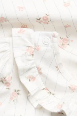 Kukallinen röyhelösomisteinen pyjama | Luonnonvalkoinen | Vauvat | Newbie