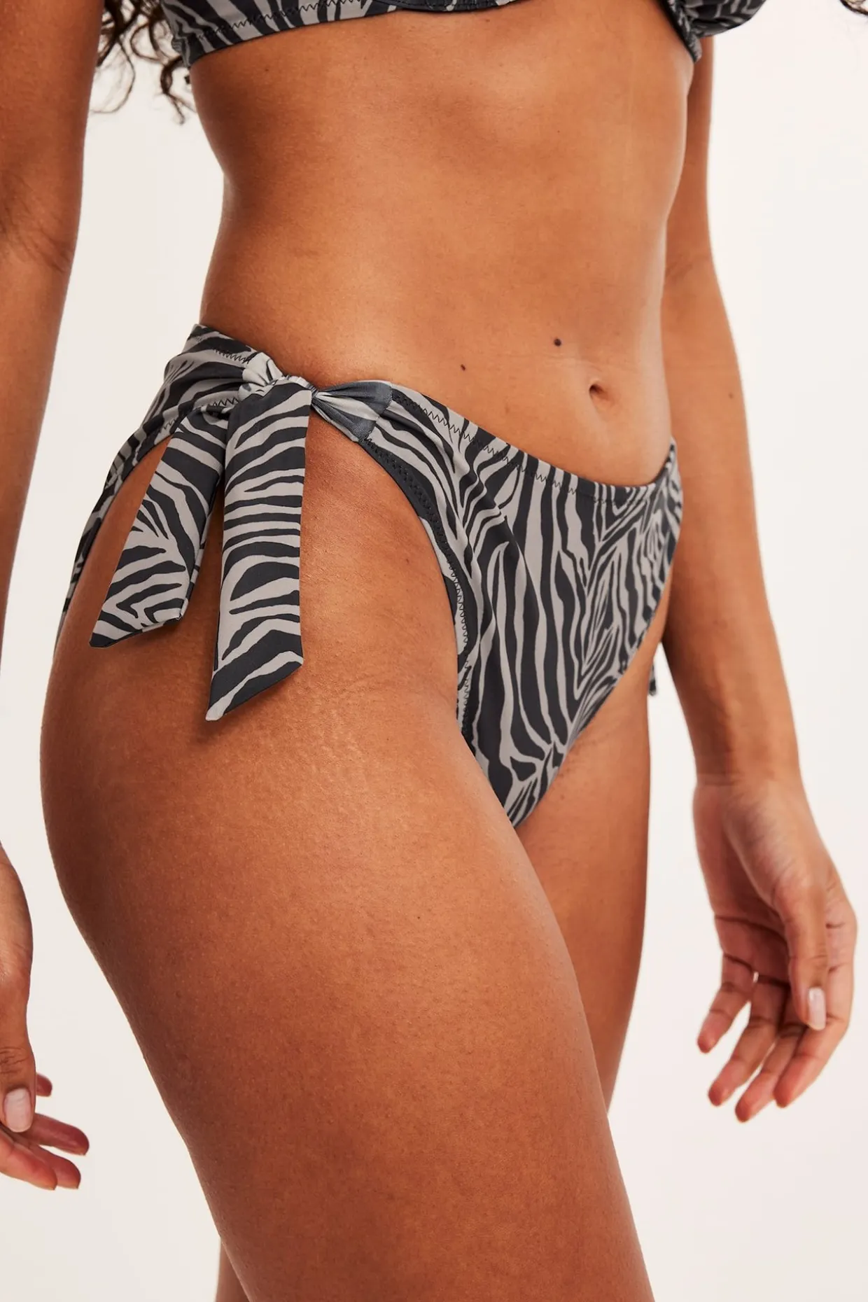 Kuviollinen bikinialaosa solmittavilla nauhoilla | Tummanbeige | Naiset | Kappahl