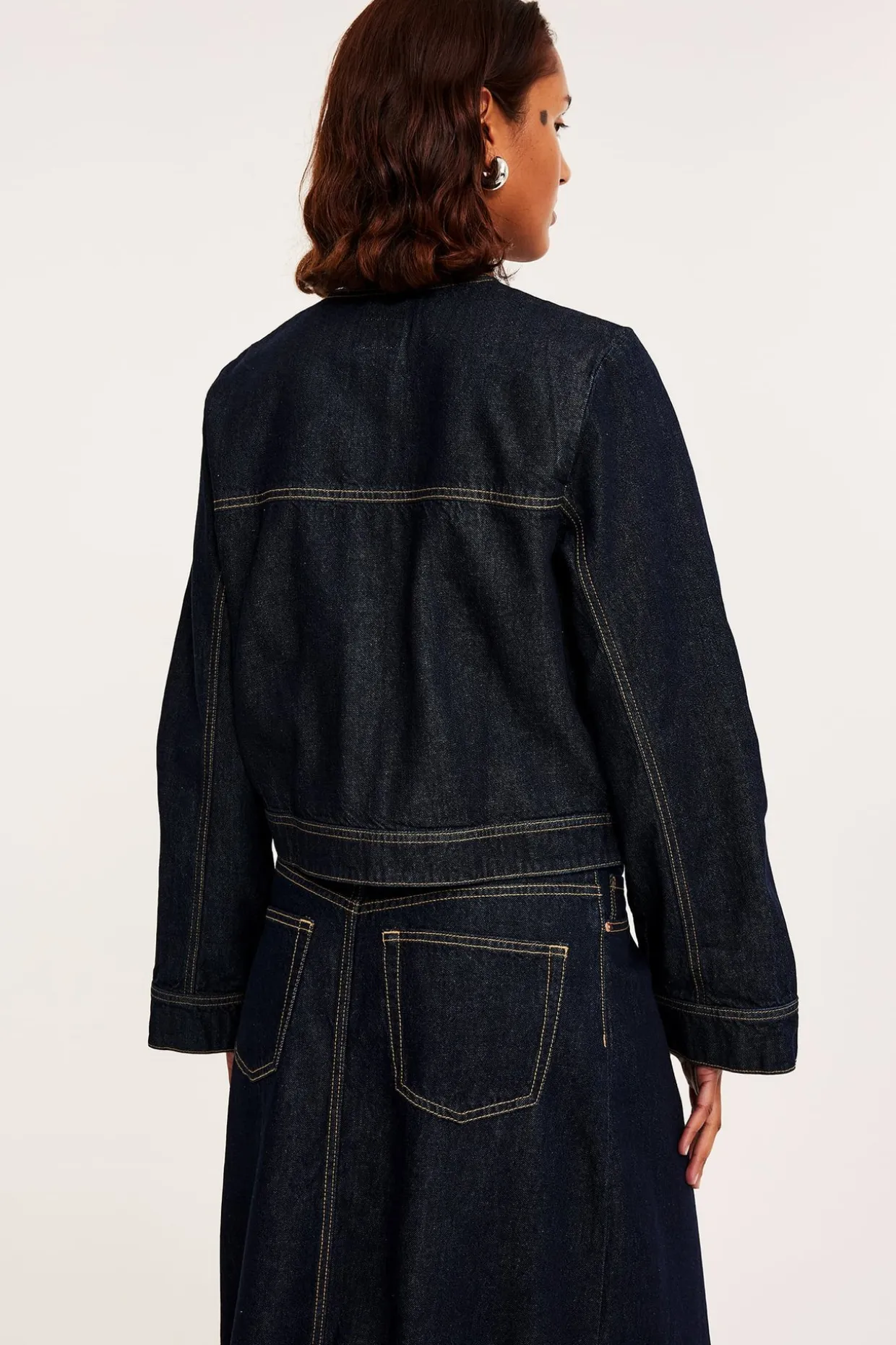 Lyhyemmän mallinen farkkutakki | Tumma denim | Naiset | Kappahl