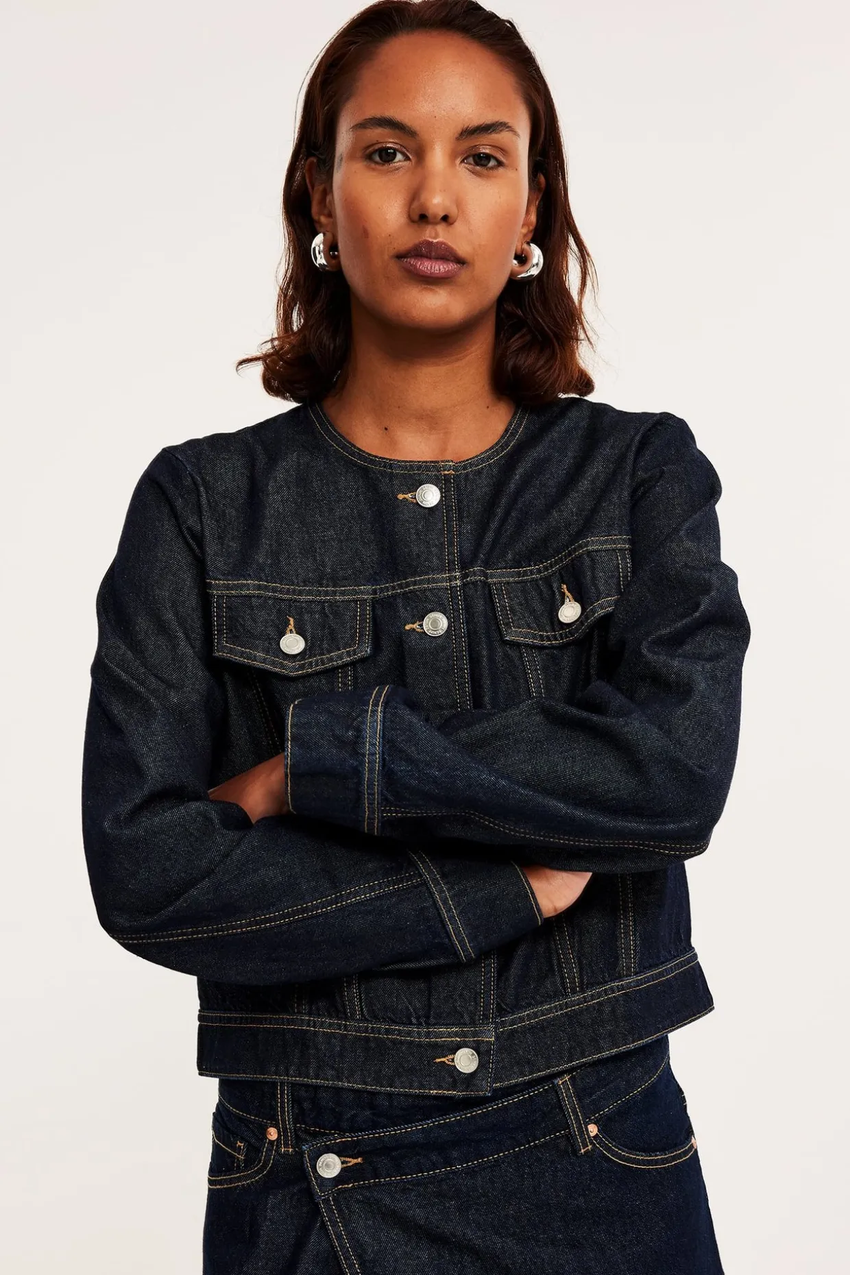 Lyhyemmän mallinen farkkutakki | Tumma denim | Naiset | Kappahl