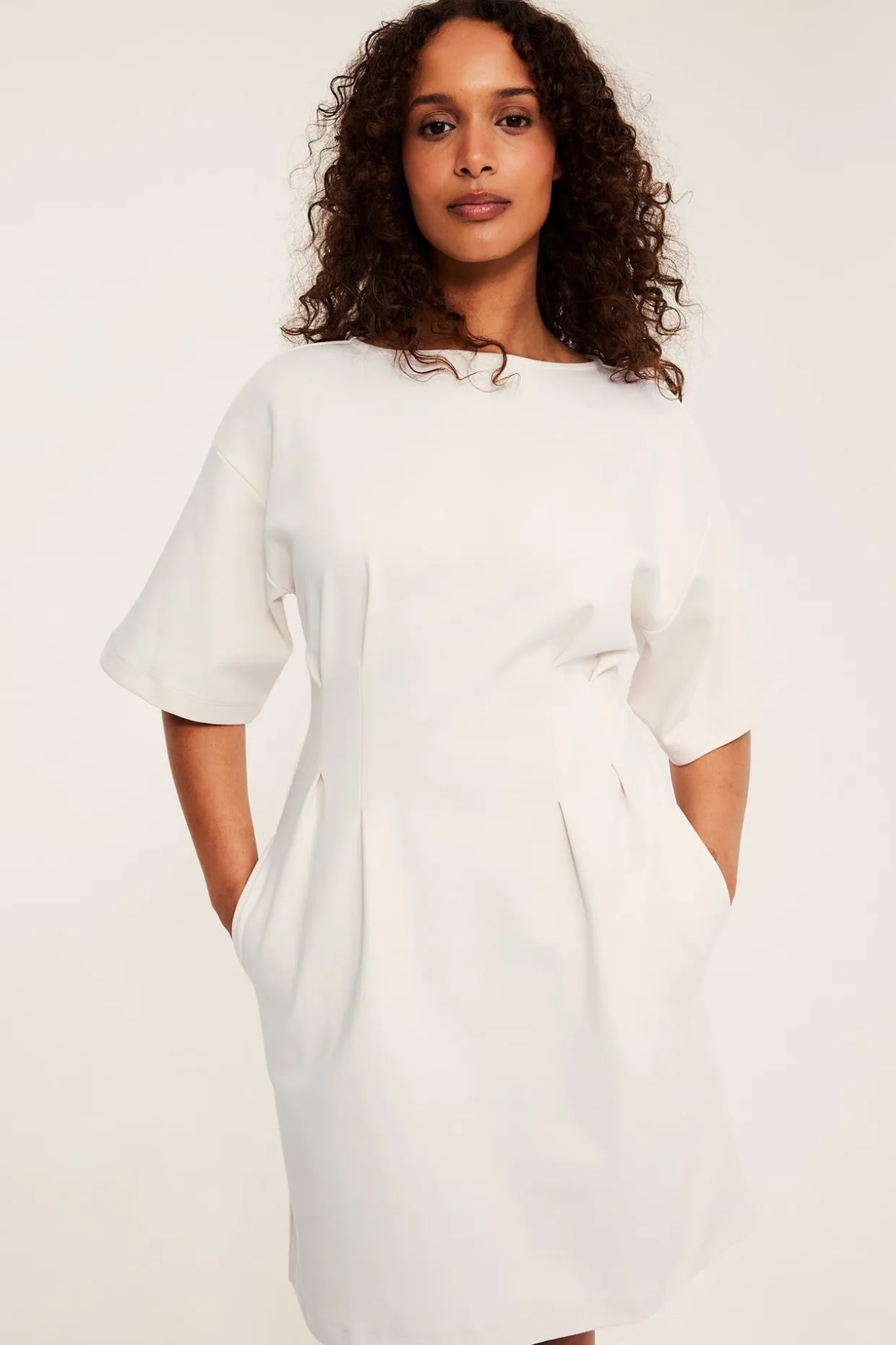 Lyhyt mekko, jossa on laskokset | Luonnonvalkoinen | Naiset | Kappahl