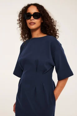 Lyhyt mekko, jossa on laskokset