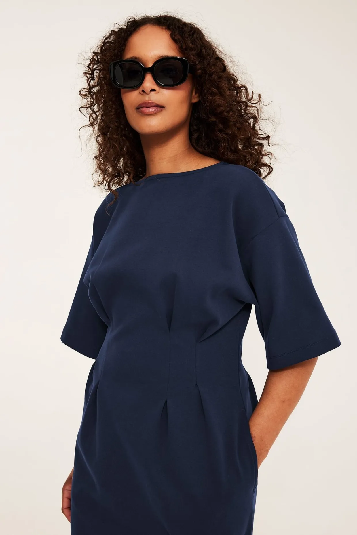 Lyhyt mekko, jossa on laskokset
