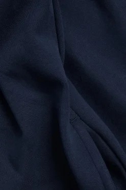 Lyhyt mekko, jossa on laskokset