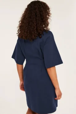 Lyhyt mekko, jossa on laskokset