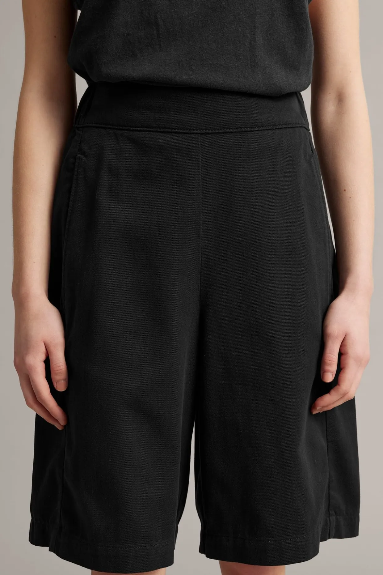 Lyocellin ja puuvillan sekoitteesta valmistetut bermudashortsit | Musta | Naiset | Kappahl