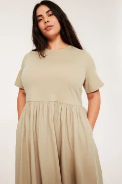 Mekko, jossa on levenevä hameosa | Beige | Naiset | Kappahl