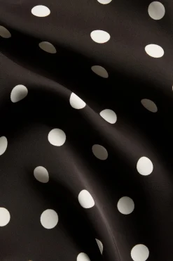 Pilkkukuvioinen satiinimekko, jossa on leveät hihat