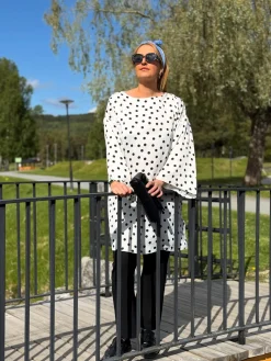 Pilkkukuvioinen satiinimekko, jossa on leveät hihat | Luonnonvalkoinen | Naiset | Kappahl