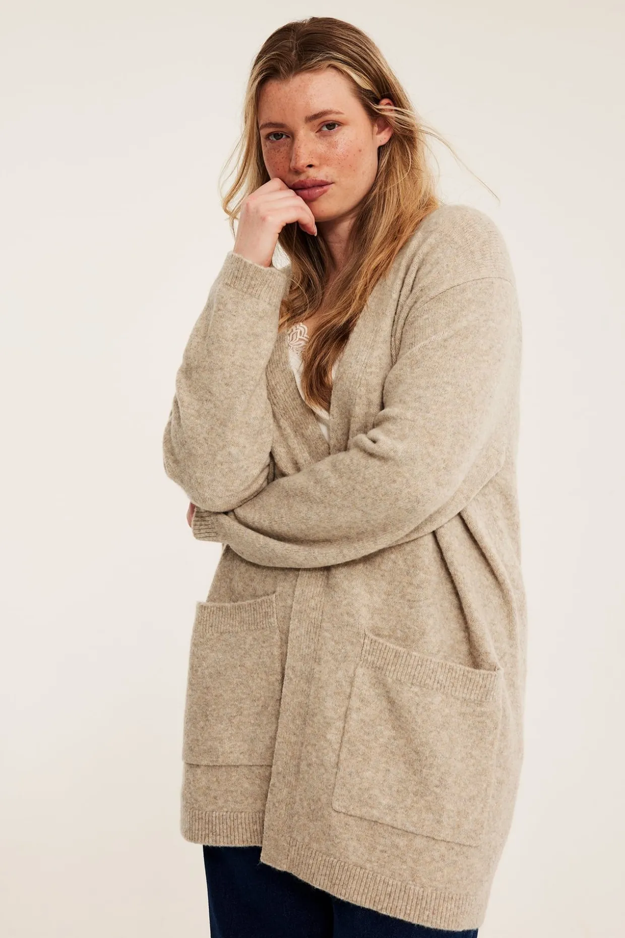 Pitkä neuletakki | Meleerattu beige | Naiset | Kappahl