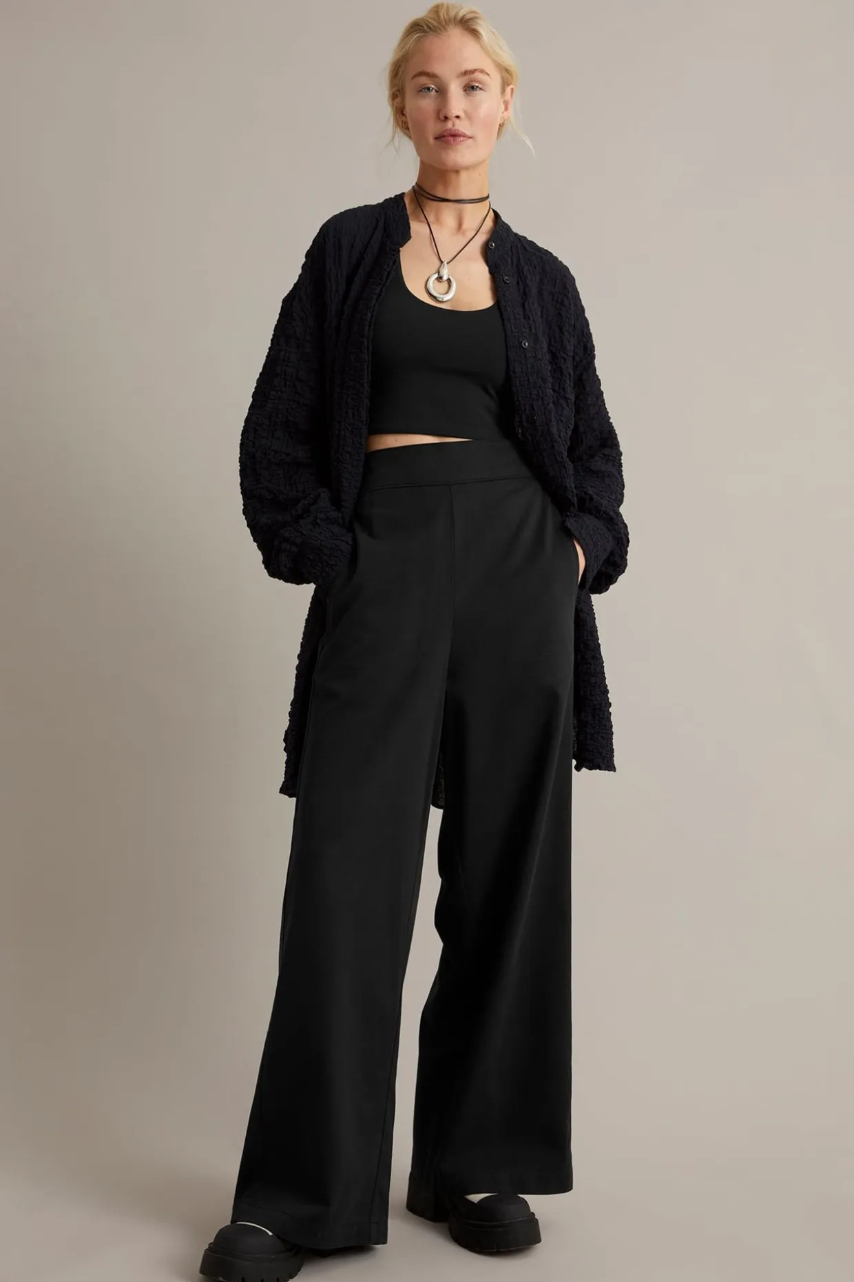 Pull-on-housut wide fit | Musta | Naiset | Kappahl