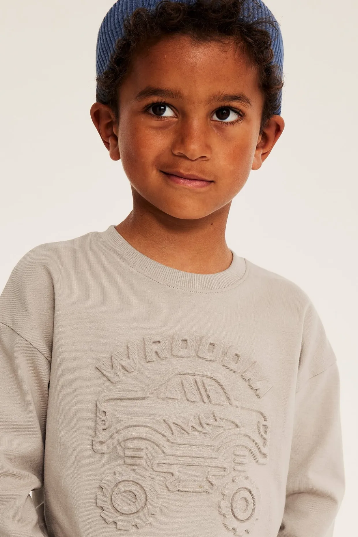 Puuvillatrikoota oleva college, jossa on 3D-efektikuvioinen monsteriauto | Beige | Lapset | Kappahl