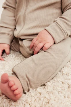 Ribattu haalariasu, jossa on käännettävät resorit. | Beige | Vauvat | Kappahl