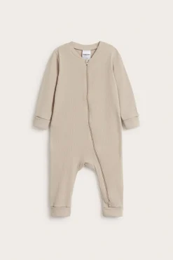 Ribattu haalariasu, jossa on käännettävät resorit. | Beige | Vauvat | Kappahl