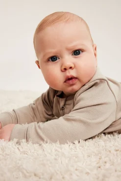 Ribattu haalariasu, jossa on käännettävät resorit. | Beige | Vauvat | Kappahl