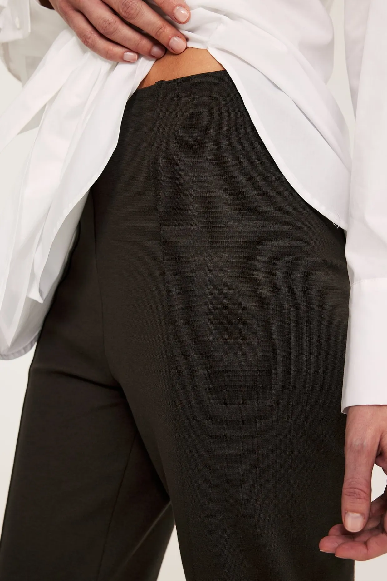 Suorat pull-on-housut | Tummanruskea | Naiset | Kappahl