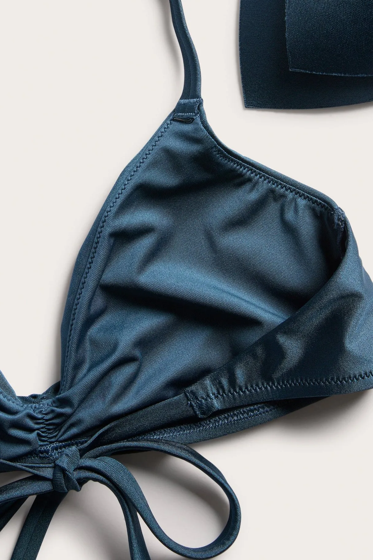 Topattu kolmiomallinen bikiniyläosa | Tummansininen | Naiset | Kappahl